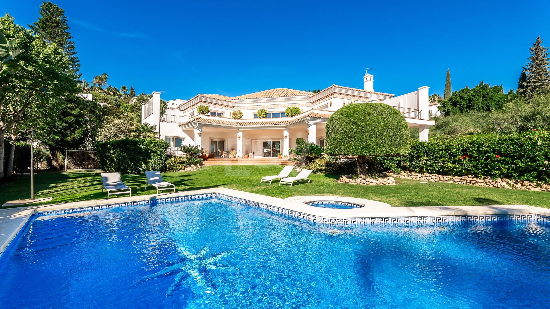 Large Andalusian villa with sea view in Paraiso Alto