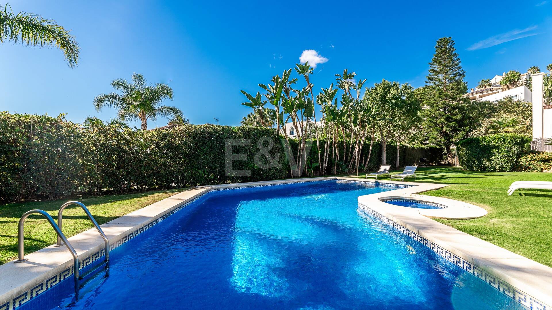 Amplia villa andaluza con vistas al mar en Paraíso Alto