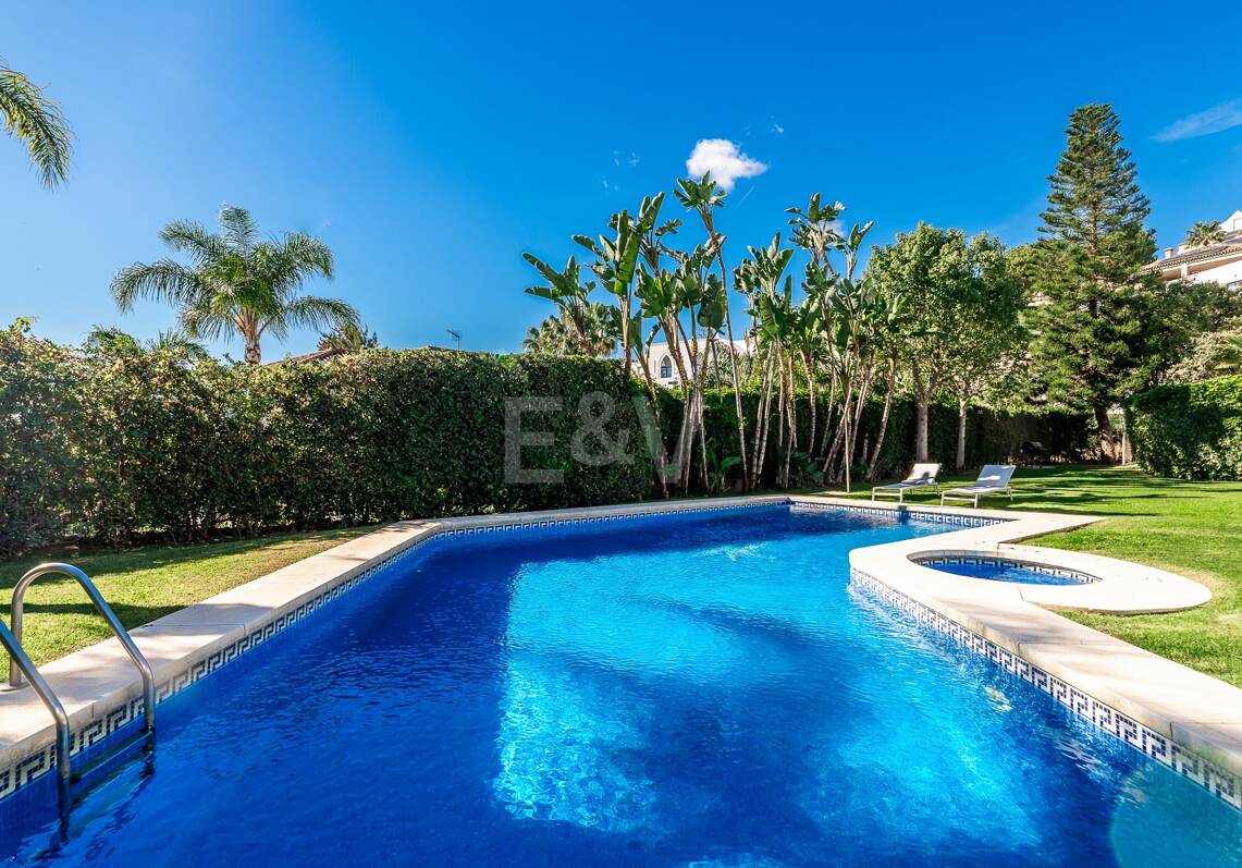 Amplia villa andaluza con vistas al mar en Paraíso Alto