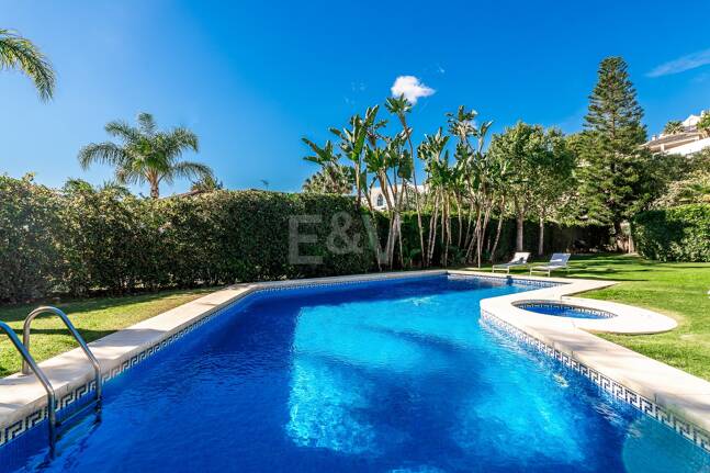 Large Andalusian villa with sea view in Paraiso Alto