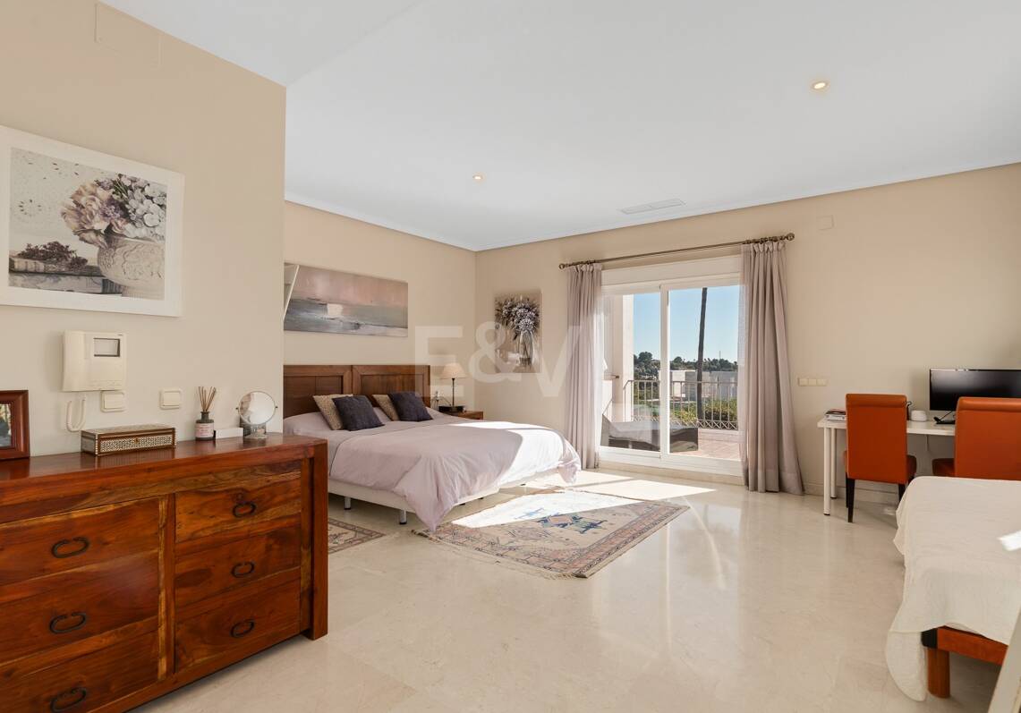 Amplia villa andaluza con vistas al mar en Paraíso Alto