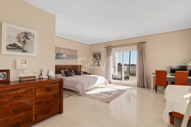 Large Andalusian villa with sea view in Paraiso Alto