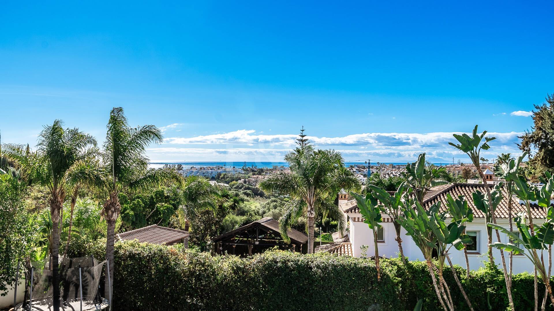 Amplia villa andaluza con vistas al mar en Paraíso Alto