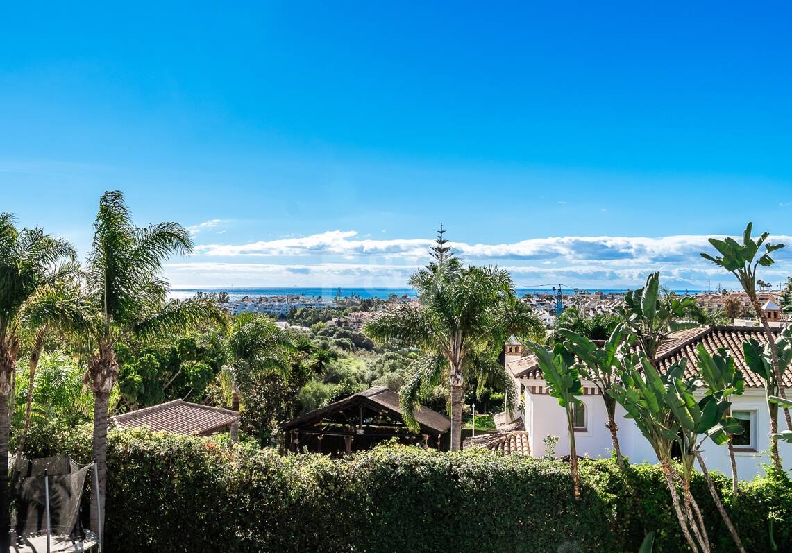 Amplia villa andaluza con vistas al mar en Paraíso Alto