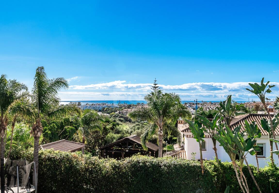 Large Andalusian villa with sea view in Paraiso Alto