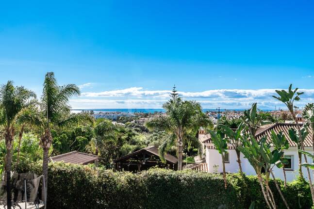 Large Andalusian villa with sea view in Paraiso Alto