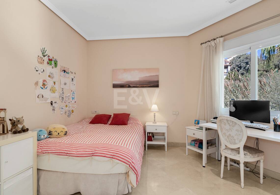 Amplia villa andaluza con vistas al mar en Paraíso Alto