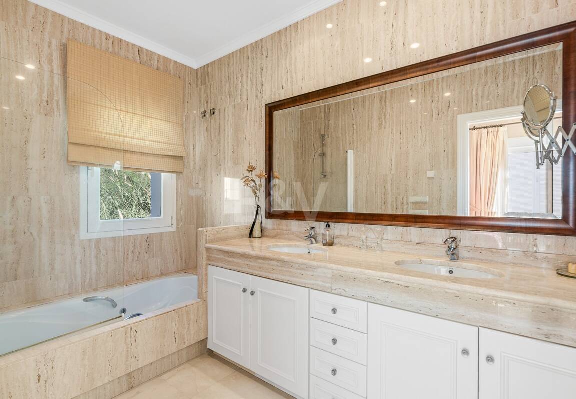 Large Andalusian villa with sea view in Paraiso Alto