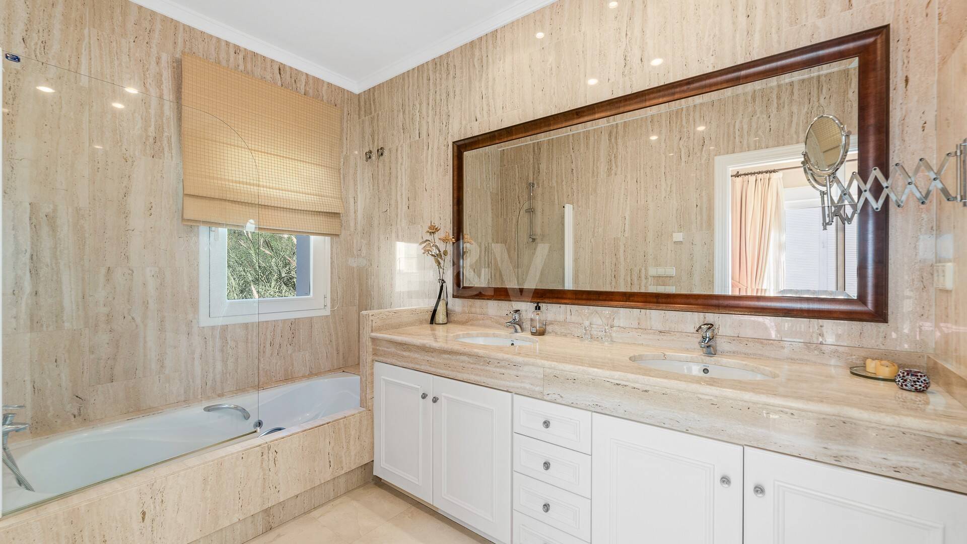 Amplia villa andaluza con vistas al mar en Paraíso Alto