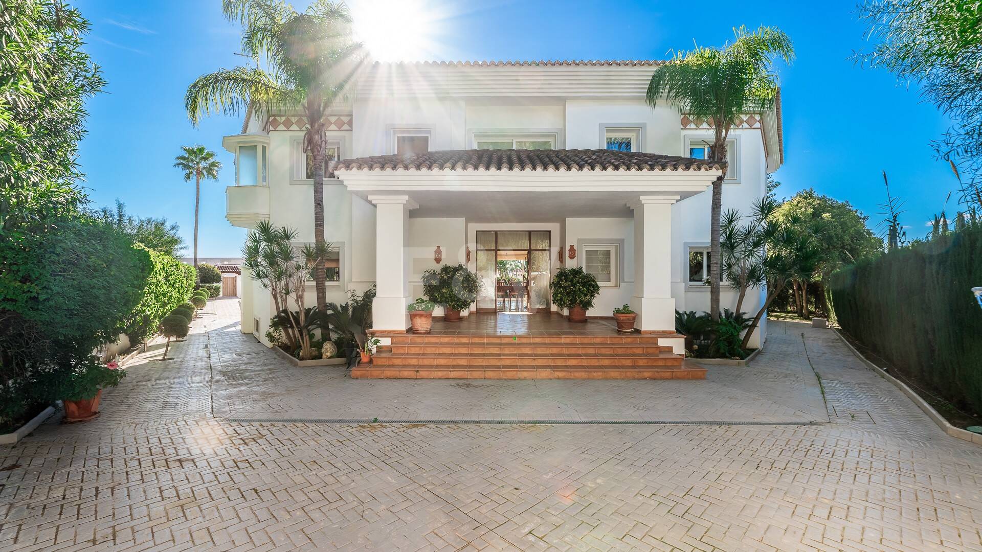 Amplia villa andaluza con vistas al mar en Paraíso Alto