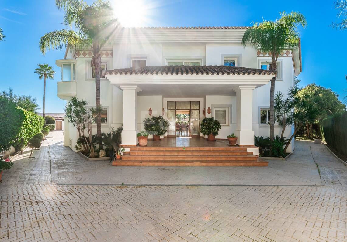 Amplia villa andaluza con vistas al mar en Paraíso Alto
