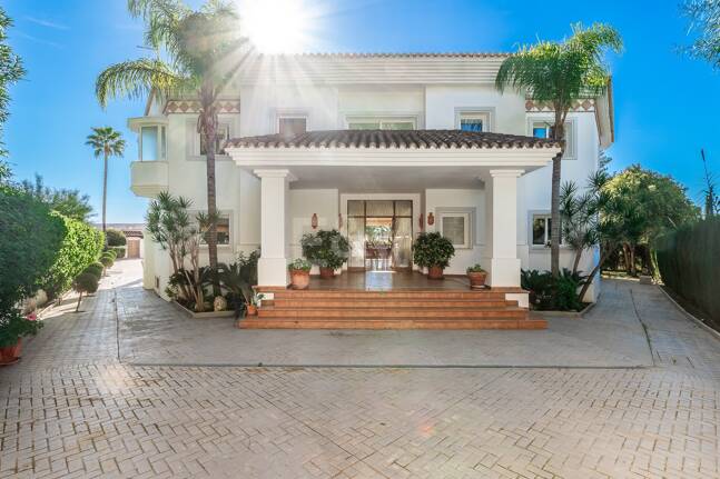 Large Andalusian villa with sea view in Paraiso Alto