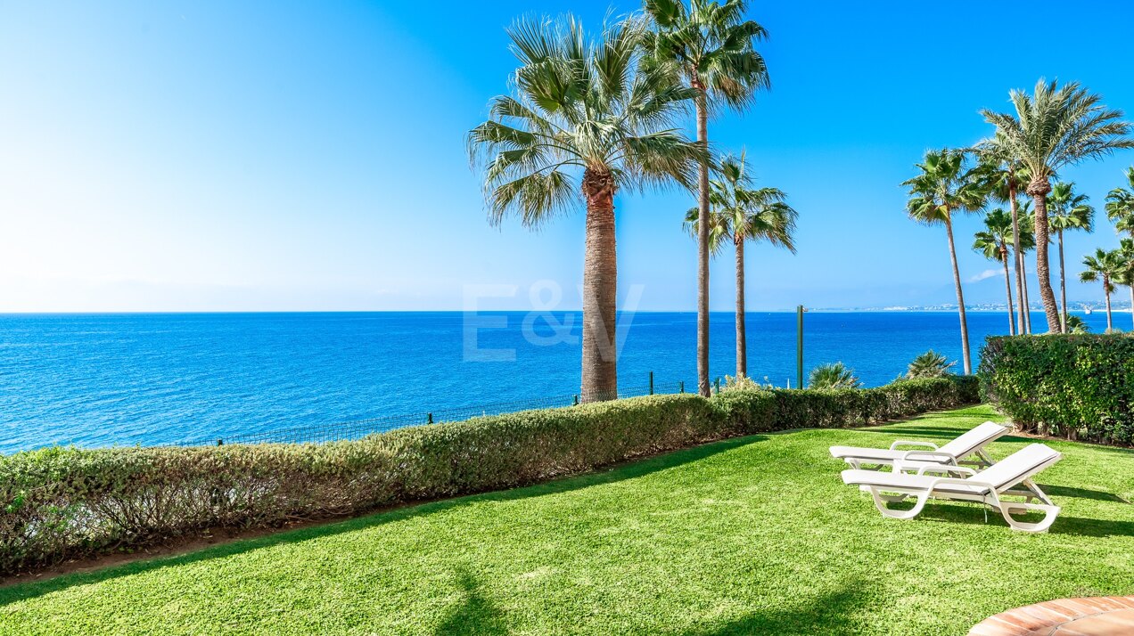 Luxurious Beachfront Ground-Floor Apartment with Stunning Sea Views in Río Real Playa