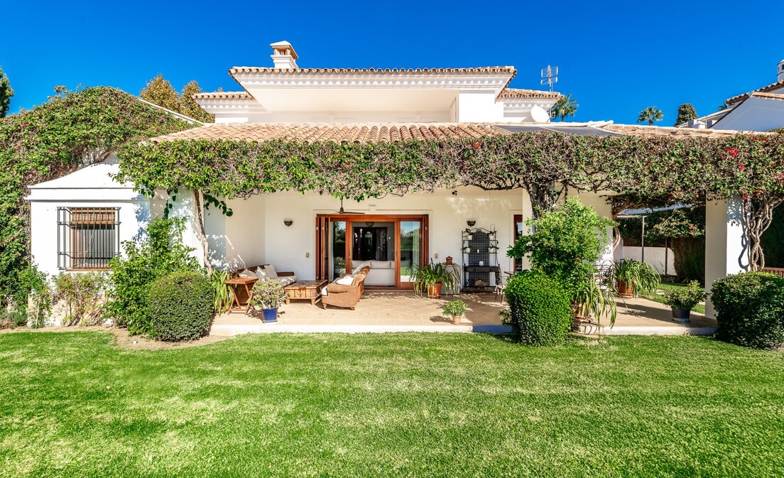 Elegante Villa en la Milla de Oro con bonitas Vistas al Mar