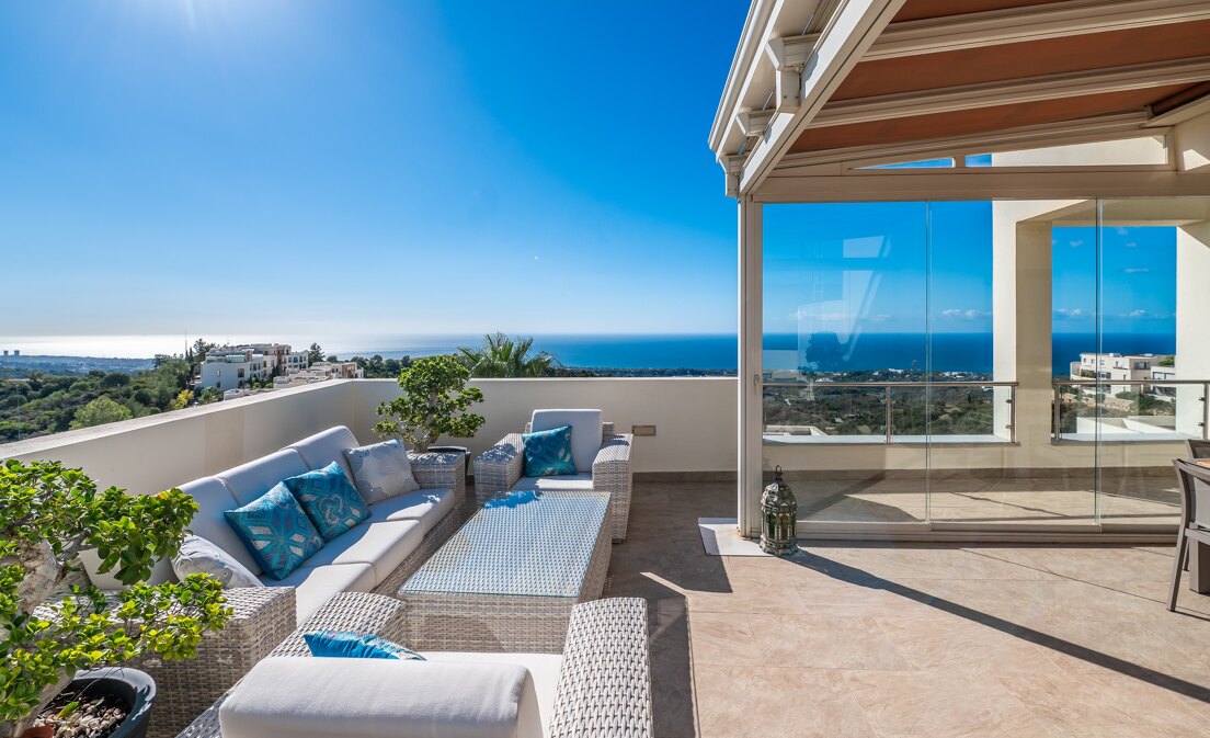 Renoviertes Penthouse mit spektakulärem offenen Meerblick in Altos de los Monteros