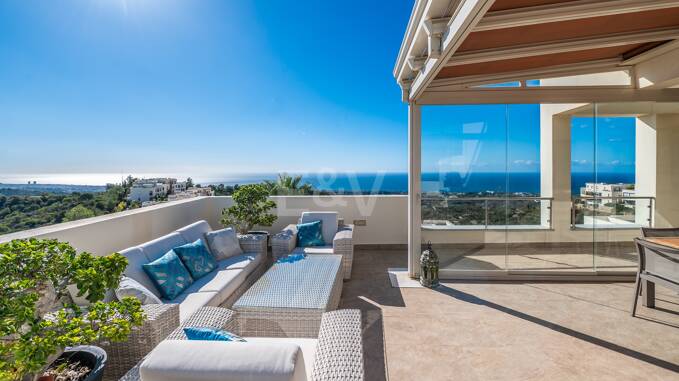 Ático reformado con espectaculares vistas abiertas al mar en Altos de los Monteros