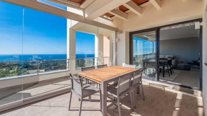 Ático reformado con espectaculares vistas abiertas al mar en Altos de los Monteros