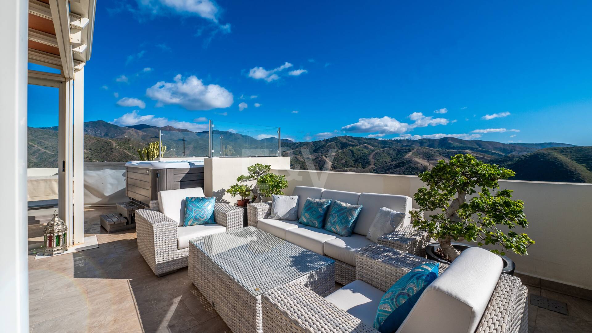 Refurbished Penthouse with Spectacular Open Sea View in Altos de los Monteros