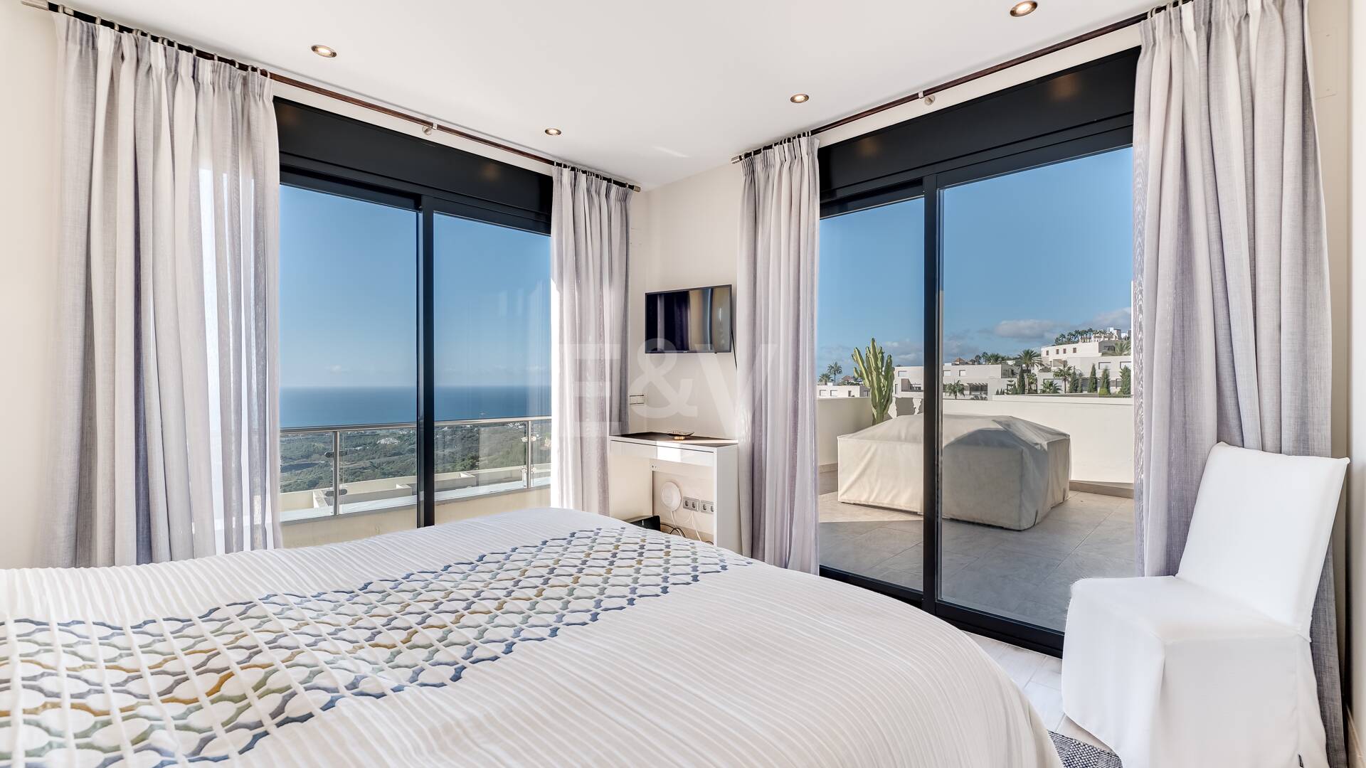 Refurbished Penthouse with Spectacular Open Sea View in Altos de los Monteros