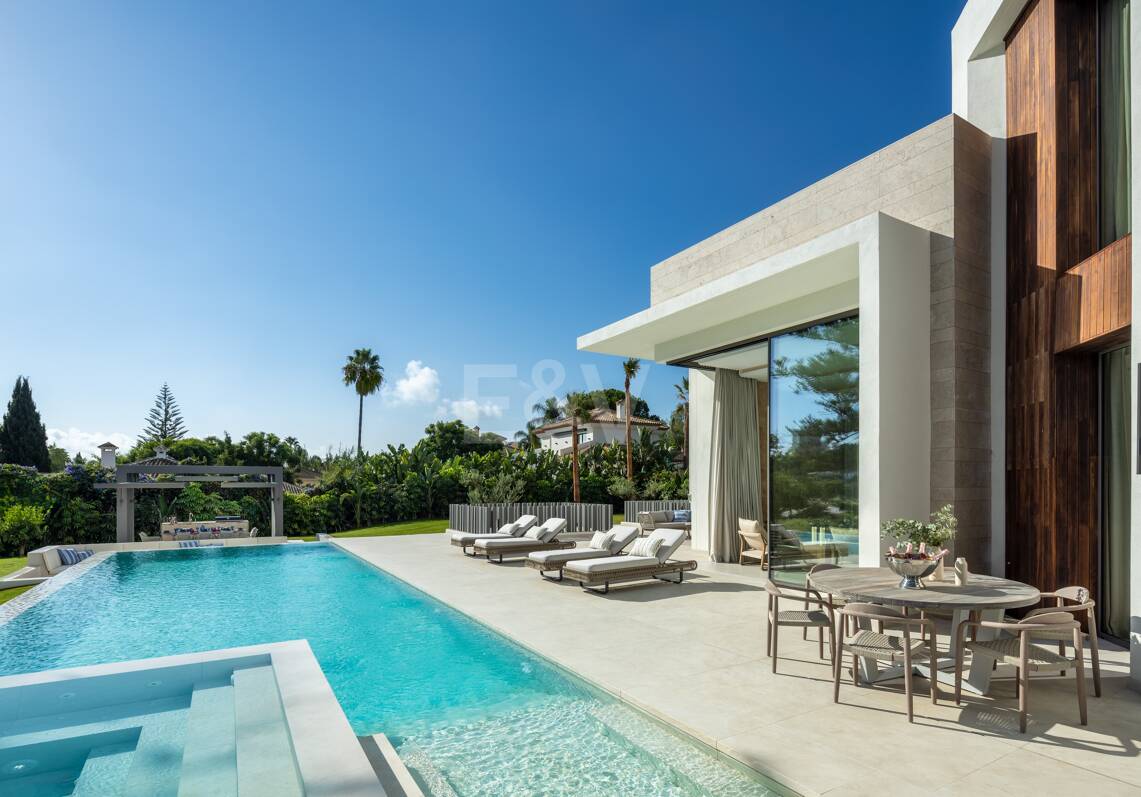 Luxurious Modern Design Villa Frontline Golf in Las Brisas