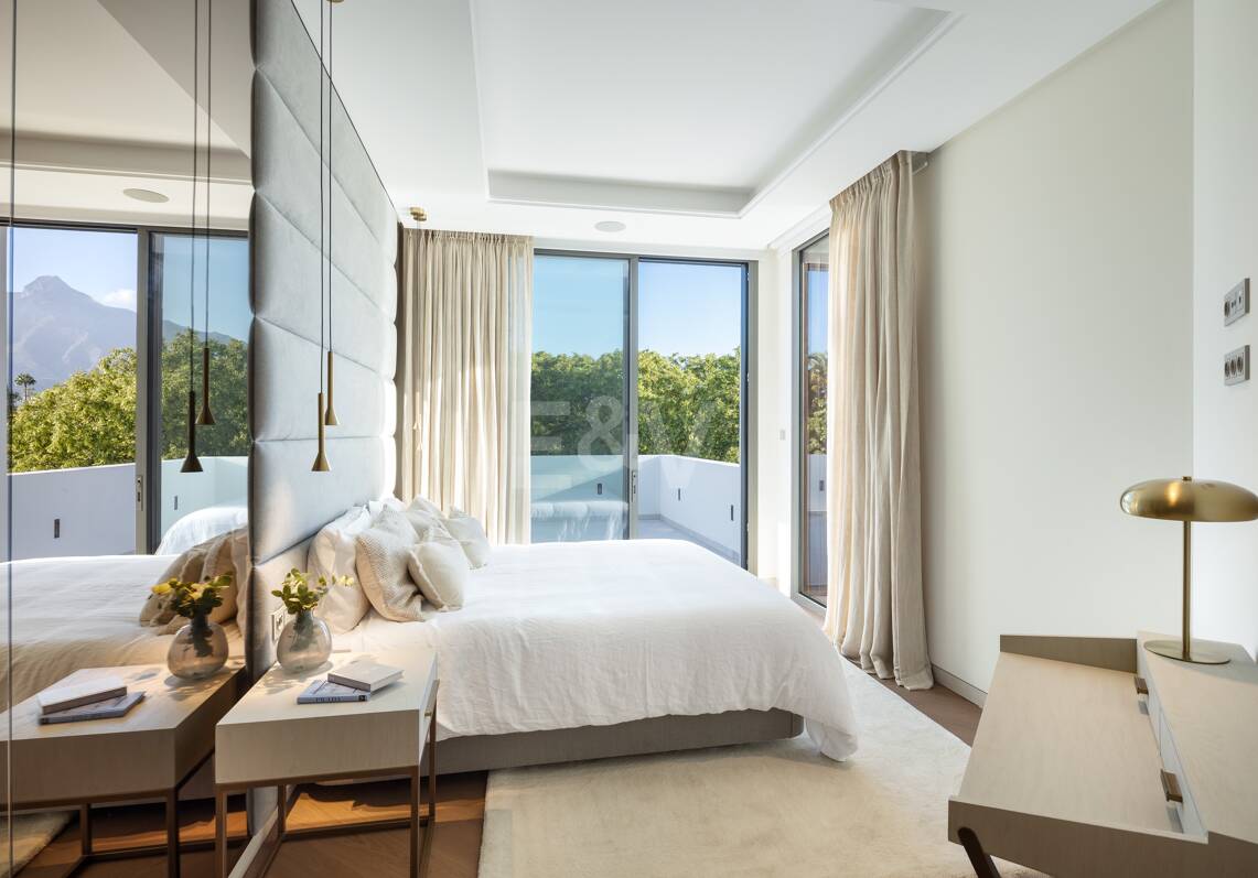 Luxurious Modern Design Villa Frontline Golf in Las Brisas