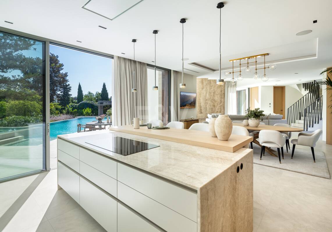 Luxurious Modern Design Villa Frontline Golf in Las Brisas