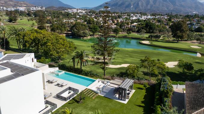 Luxuriöse Designer Villa direkt am Golfplatz Las Brisas
