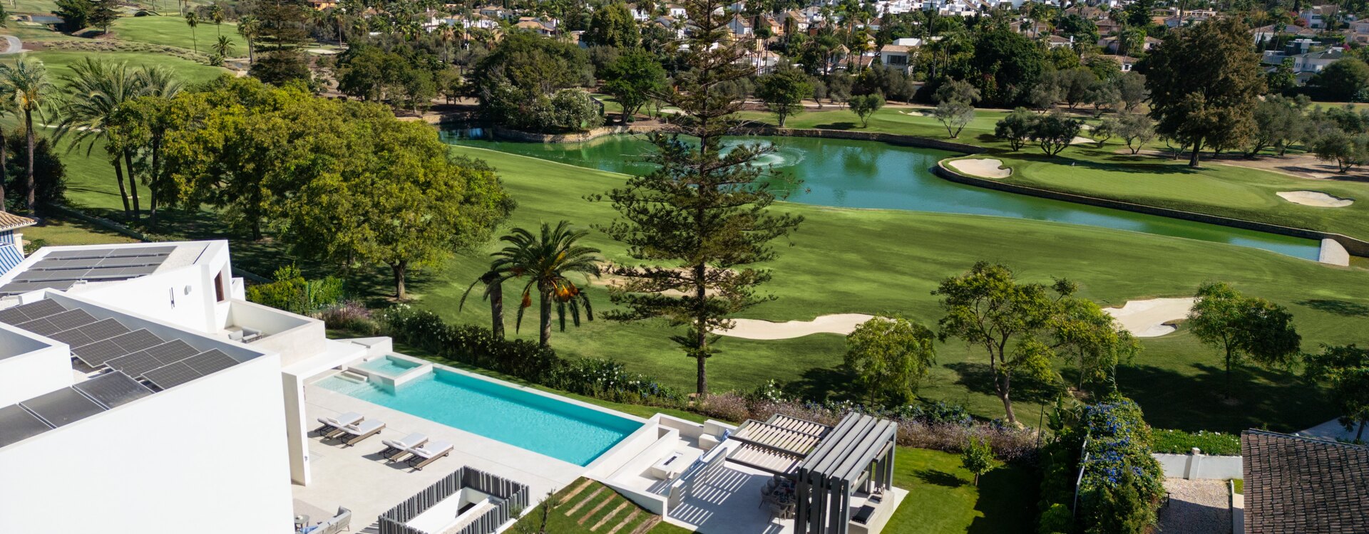 Luxuriöse Designer Villa direkt am Golfplatz in Nueva Andalucía