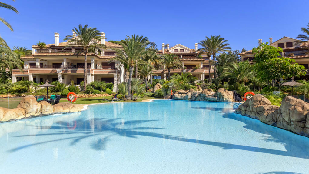 Luxury penthouse in beachfront complex Los Monteros. Minimum stay 2 months.