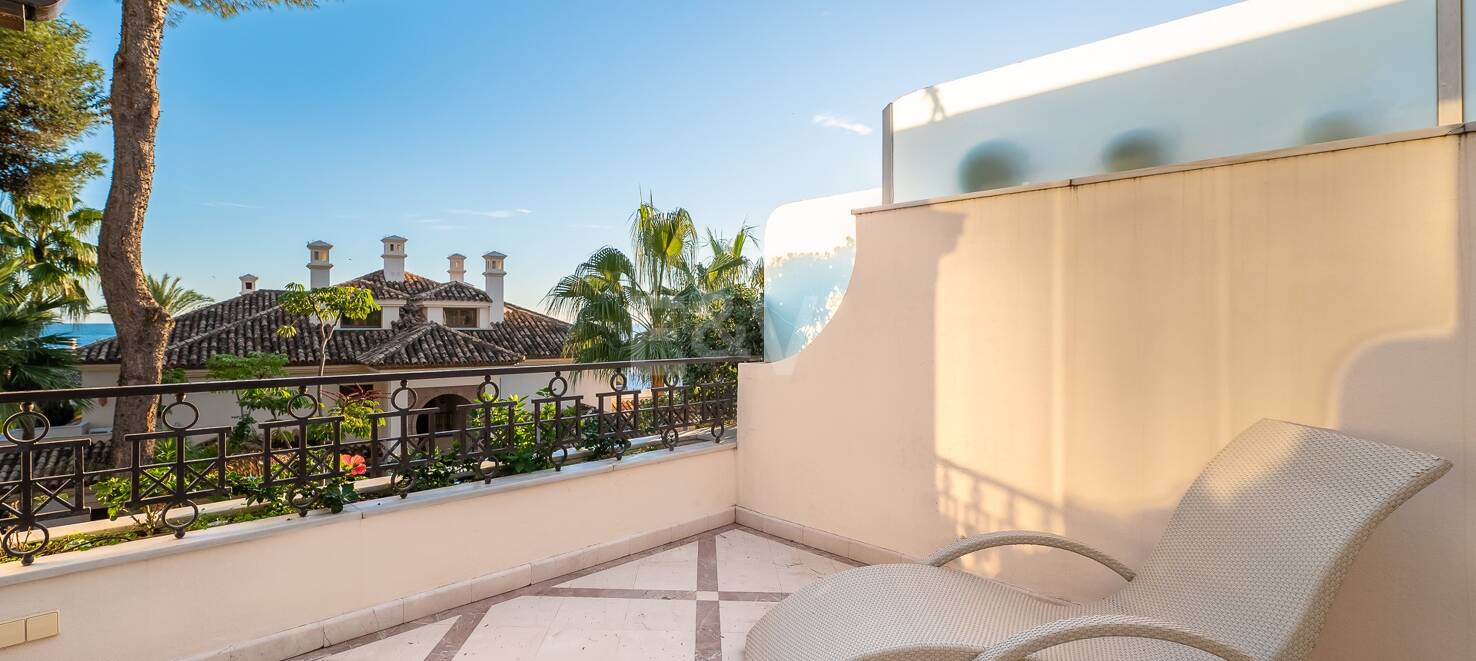 Lyx takvåning i stranden komplex Los Monteros. Minsta vistelse 2 månader.