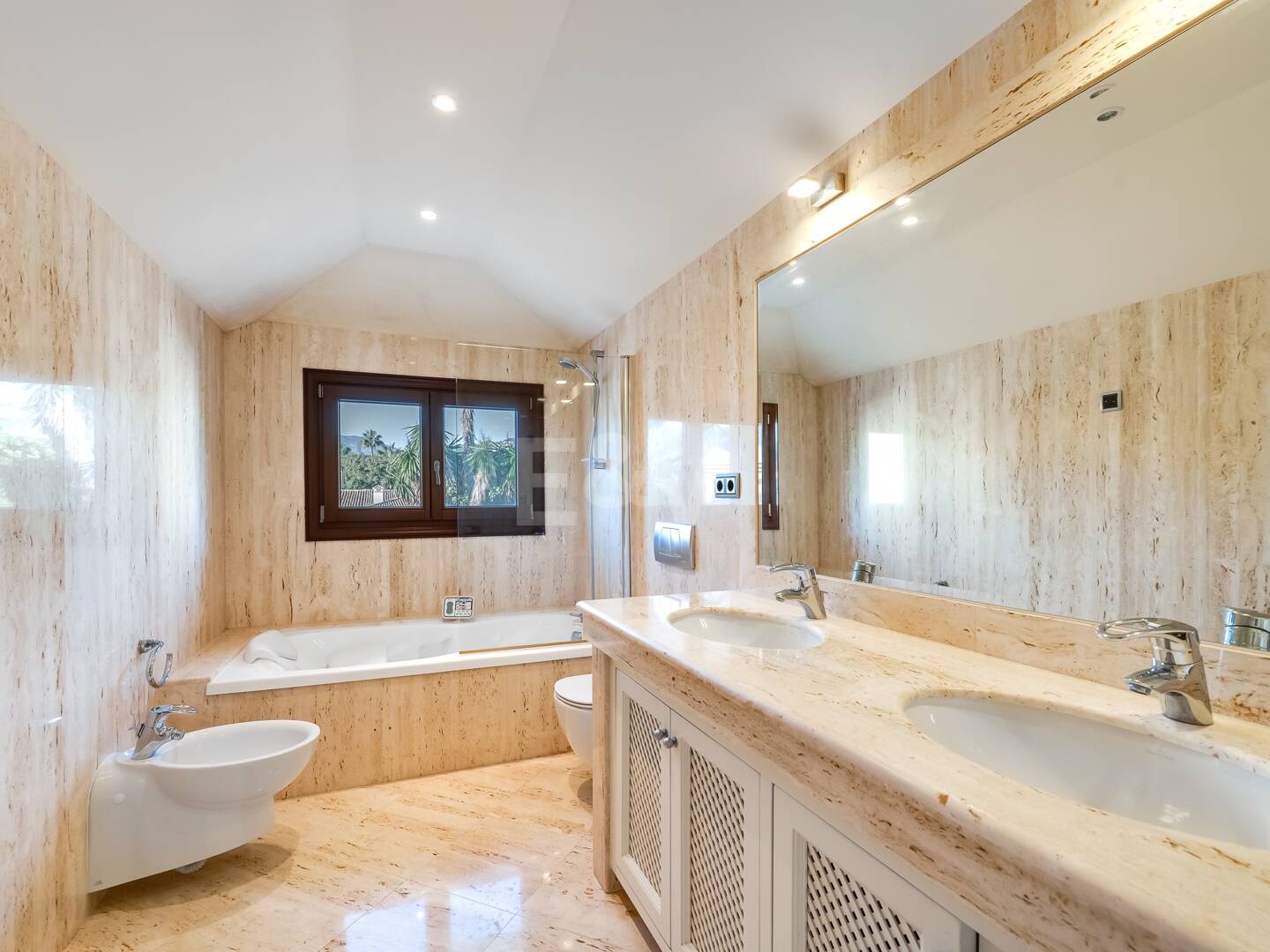 Luksusowy apartament w kompleksie nad morzem Los Monteros. Minimalny pobyt 2 miesiące.