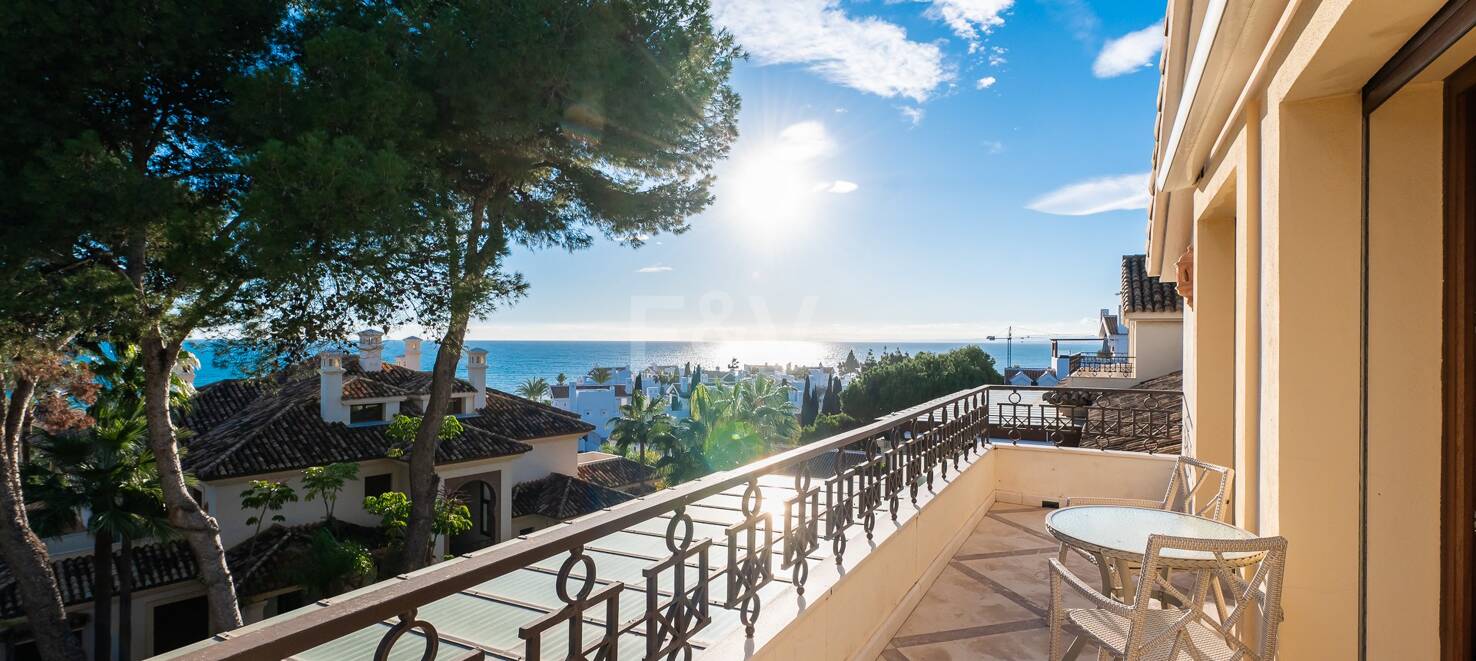 Lyx takvåning i stranden komplex Los Monteros. Minsta vistelse 2 månader.