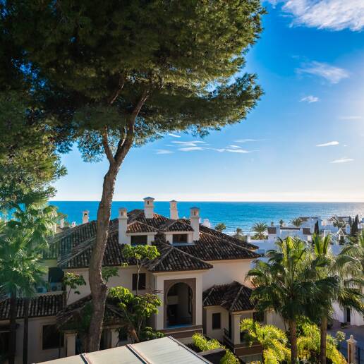 Lyx takvåning i stranden komplex Los Monteros. Minsta vistelse 2 månader.