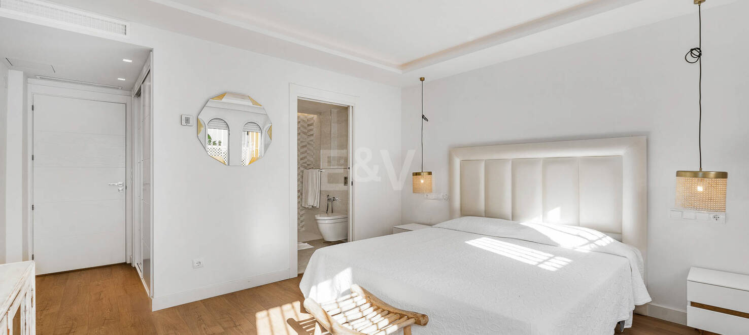 Apartamento de Lujo en Planta Baja en Elviria a Pocos Pasos de la Playa