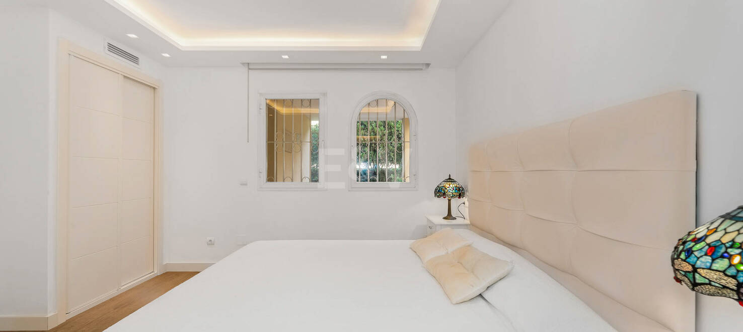 Apartamento de Lujo en Planta Baja en Elviria a Pocos Pasos de la Playa