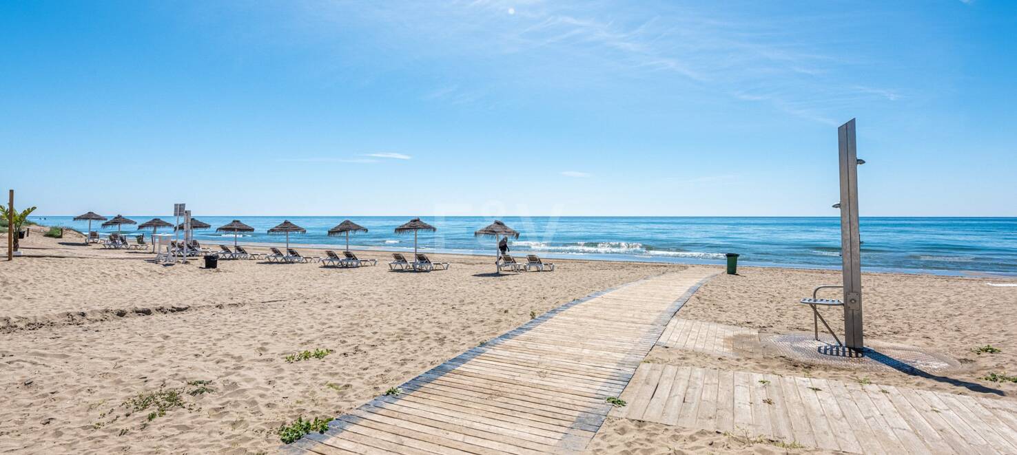Apartamento de Lujo en Planta Baja en Elviria a Pocos Pasos de la Playa
