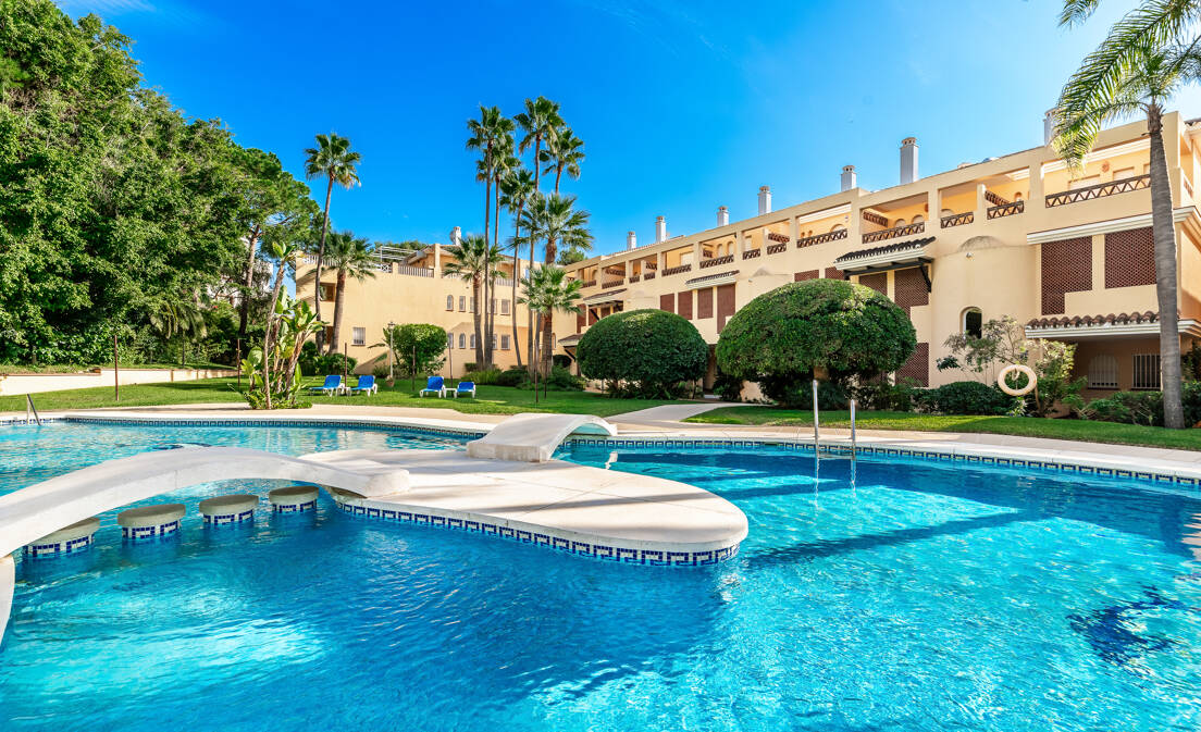 Apartamento de Lujo en Planta Baja en Elviria a Pocos Pasos de la Playa