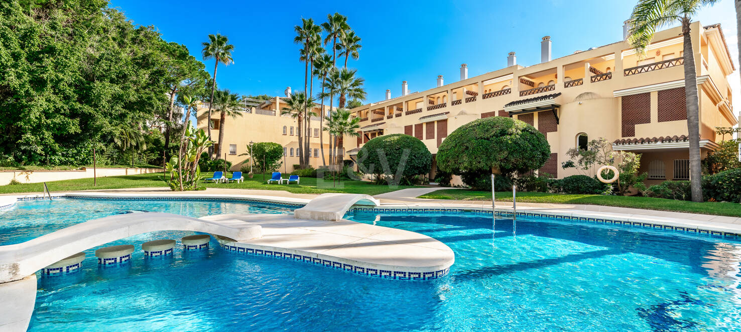 Apartamento de Lujo en Planta Baja en Elviria a Pocos Pasos de la Playa