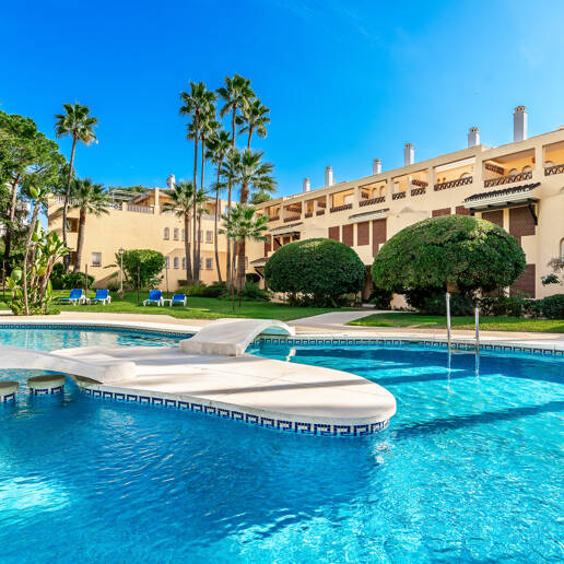 Apartamento de Lujo en Planta Baja en Elviria a Pocos Pasos de la Playa
