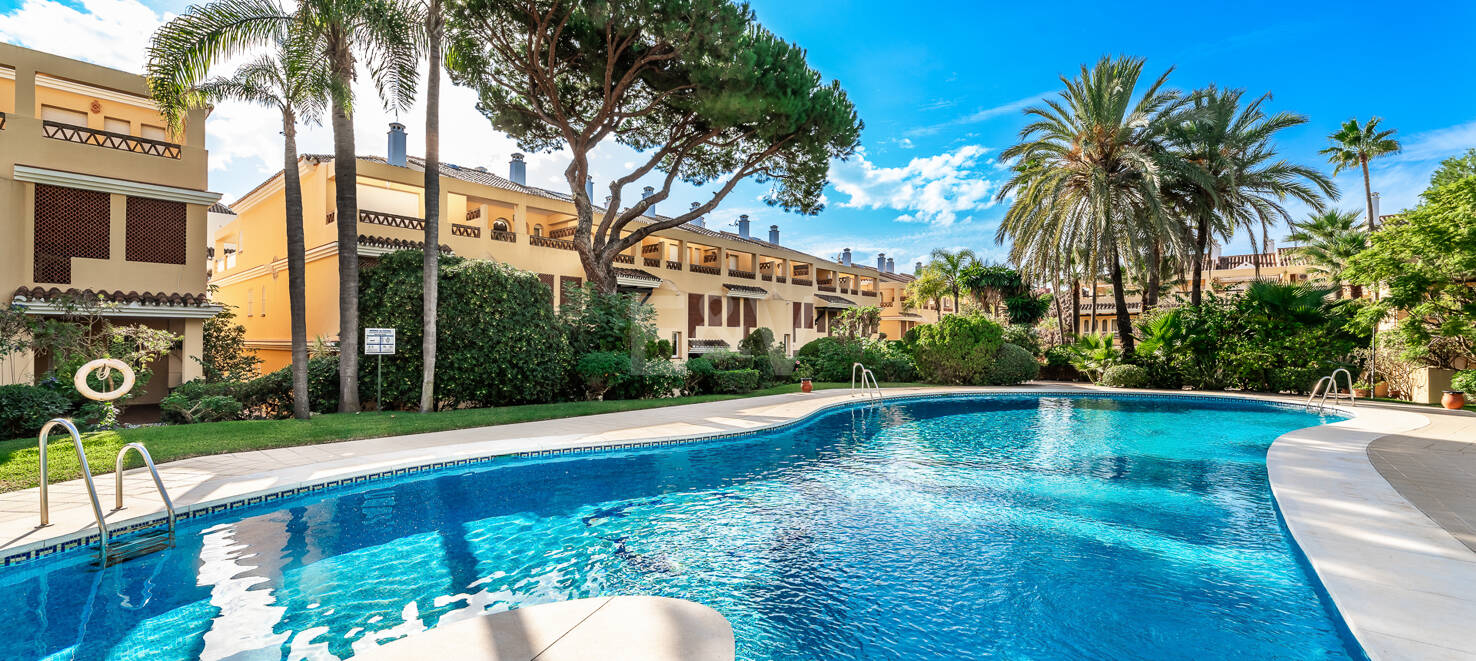 Apartamento de Lujo en Planta Baja en Elviria a Pocos Pasos de la Playa