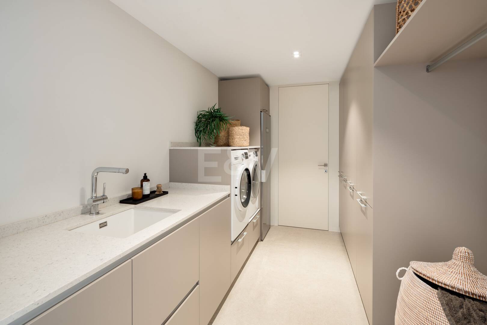 Contemporary Villa with Panoramic Views and Luxurious Amenities in La Quinta