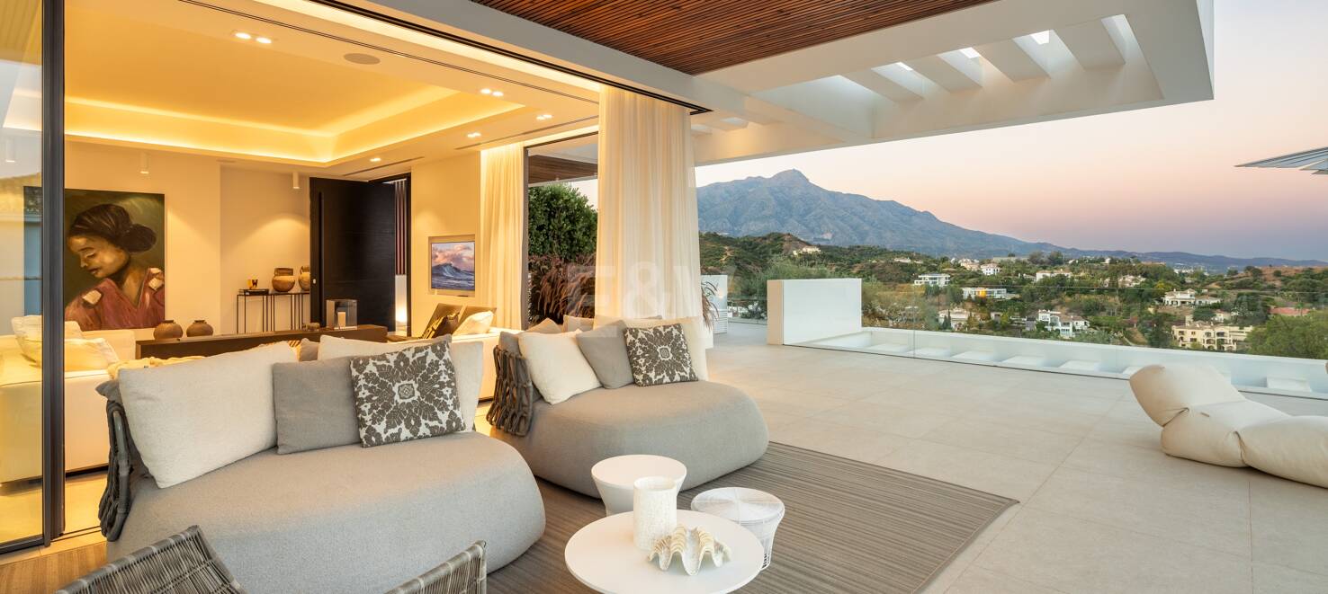 Contemporary Villa with Panoramic Views and Luxurious Amenities in La Quinta