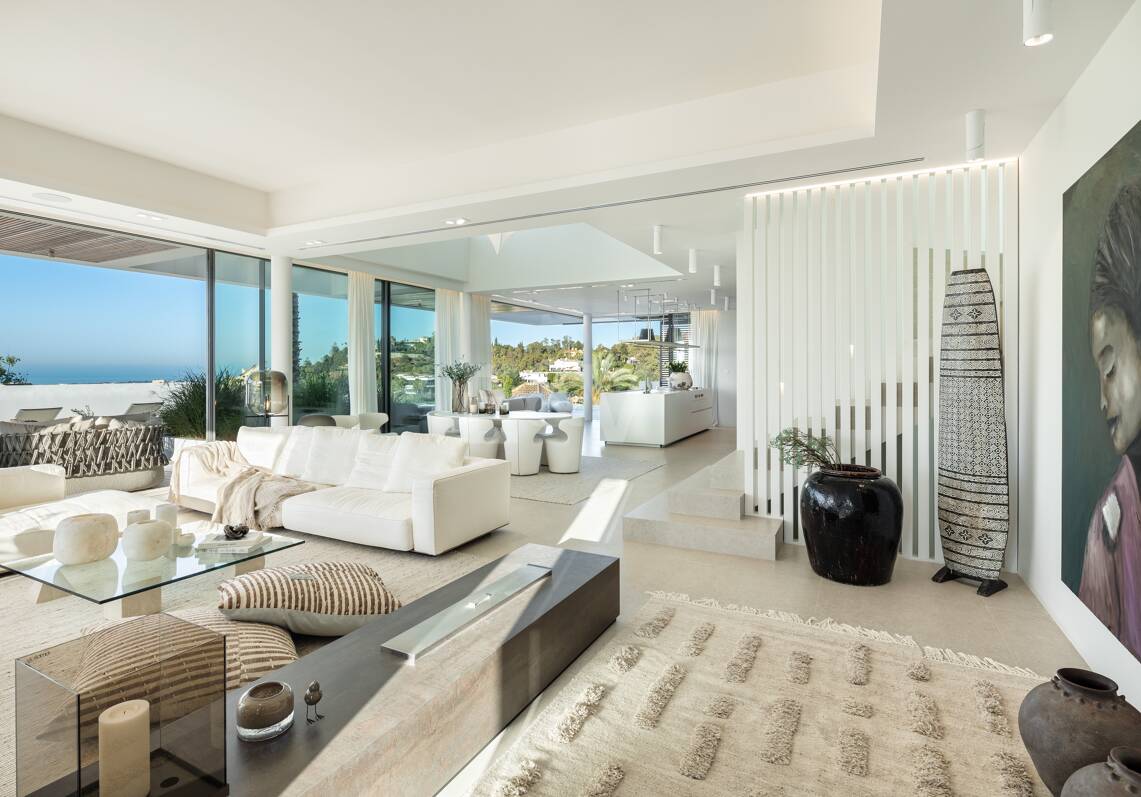 Contemporary Villa with Panoramic Views and Luxurious Amenities in La Quinta