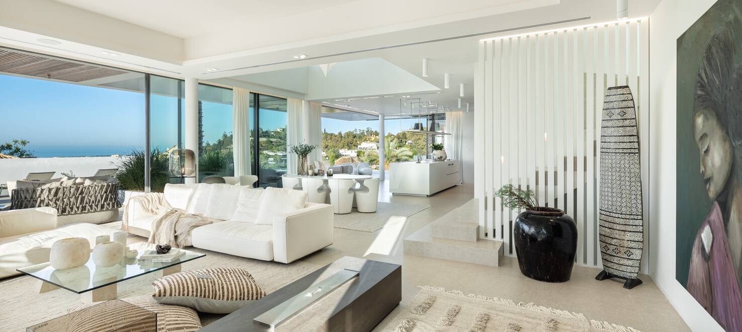 Contemporary Villa with Panoramic Views and Luxurious Amenities in La Quinta