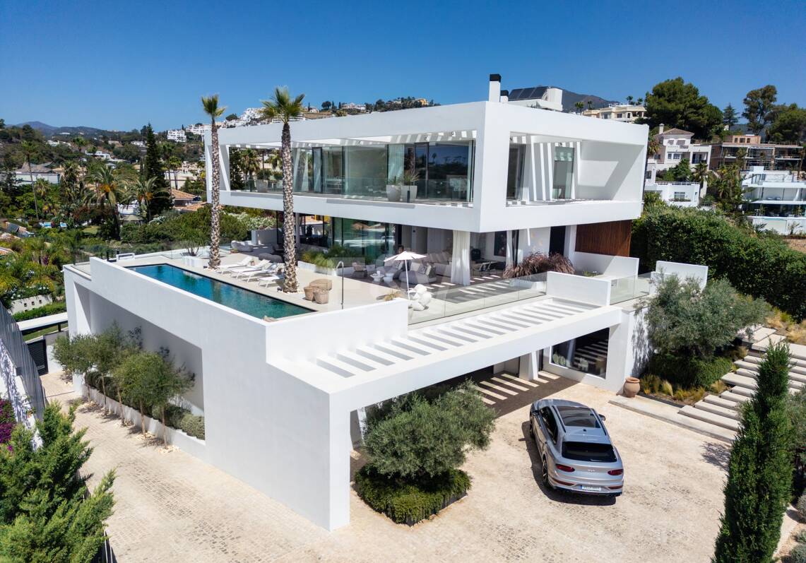 Contemporary Villa with Panoramic Views and Luxurious Amenities in La Quinta