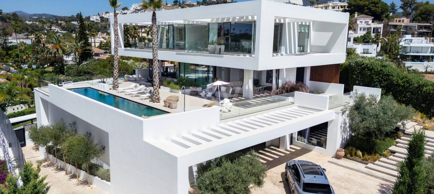 Contemporary Villa with Panoramic Views and Luxurious Amenities in La Quinta