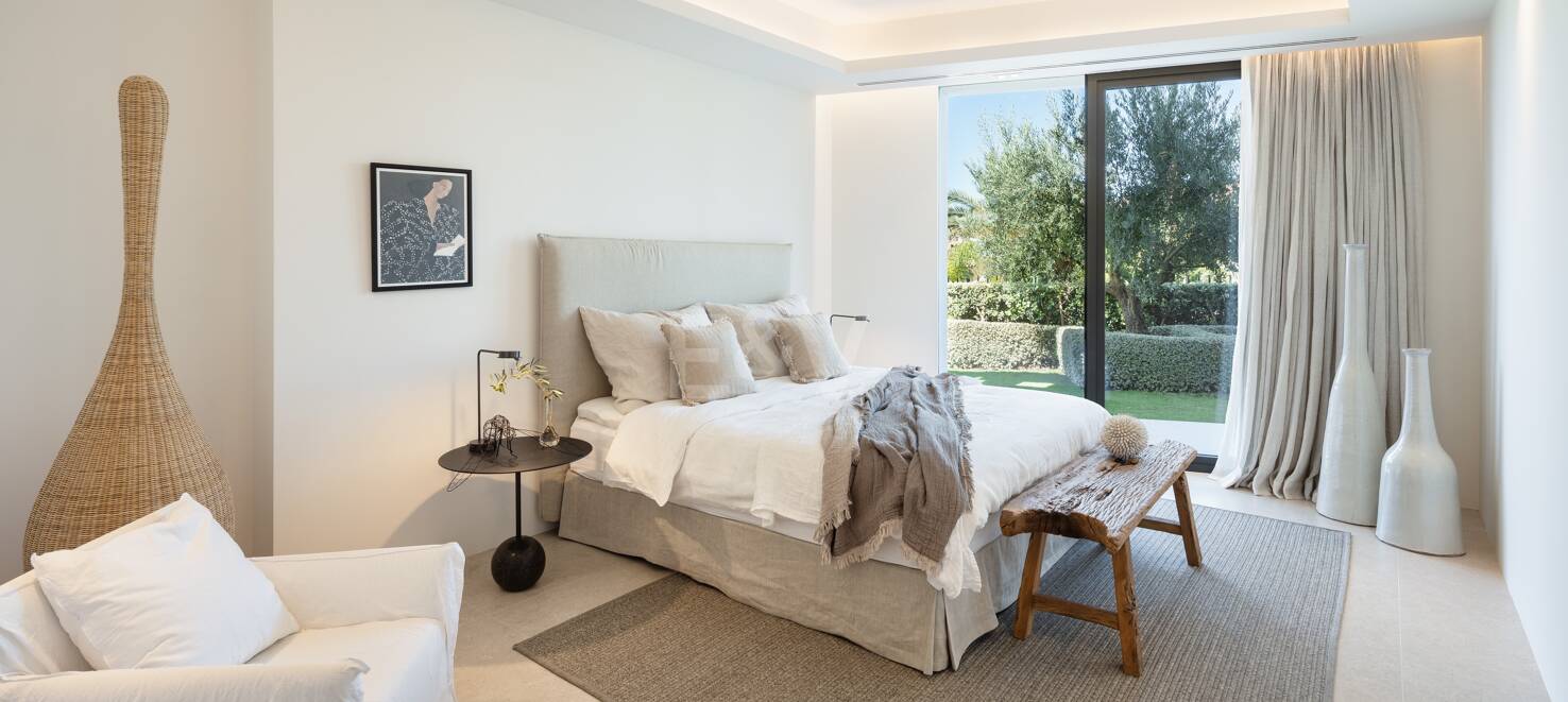 Contemporary Villa with Panoramic Views and Luxurious Amenities in La Quinta