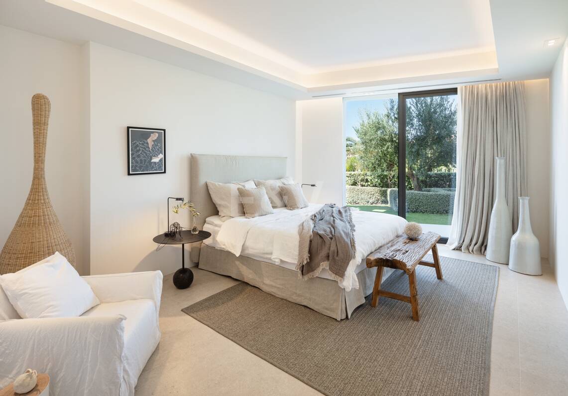 Contemporary Villa with Panoramic Views and Luxurious Amenities in La Quinta