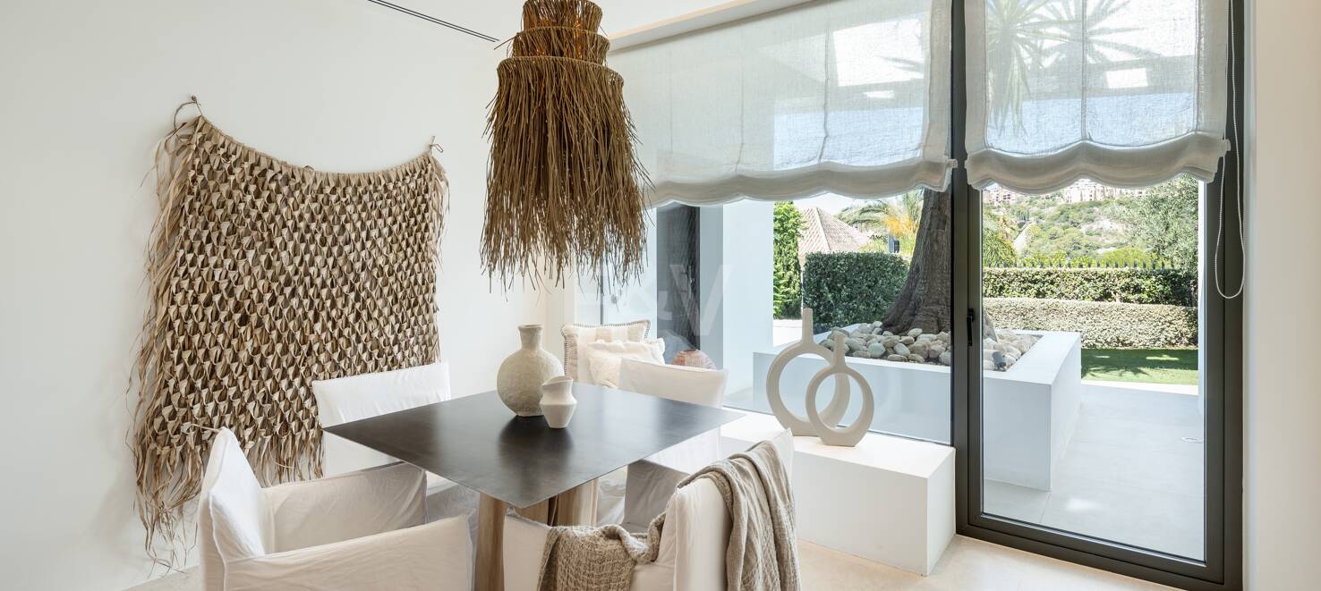 Contemporary Villa with Panoramic Views and Luxurious Amenities in La Quinta