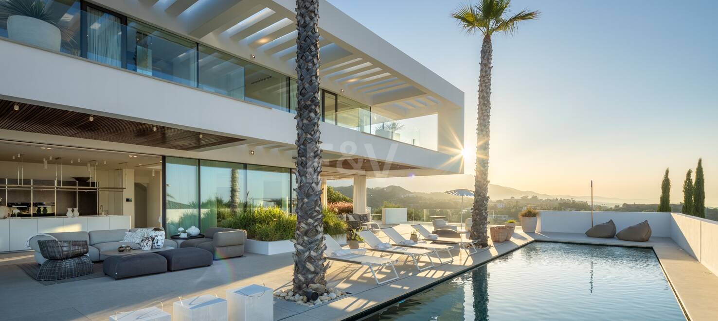 Contemporary Villa with Panoramic Views and Luxurious Amenities in La Quinta